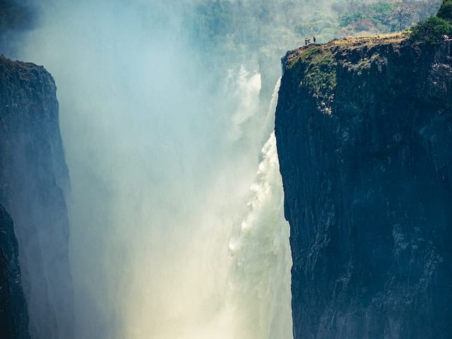 Victoria Falls nationalpark i Zimbabwe under torrperioden. Foto av katsuma tanaka.